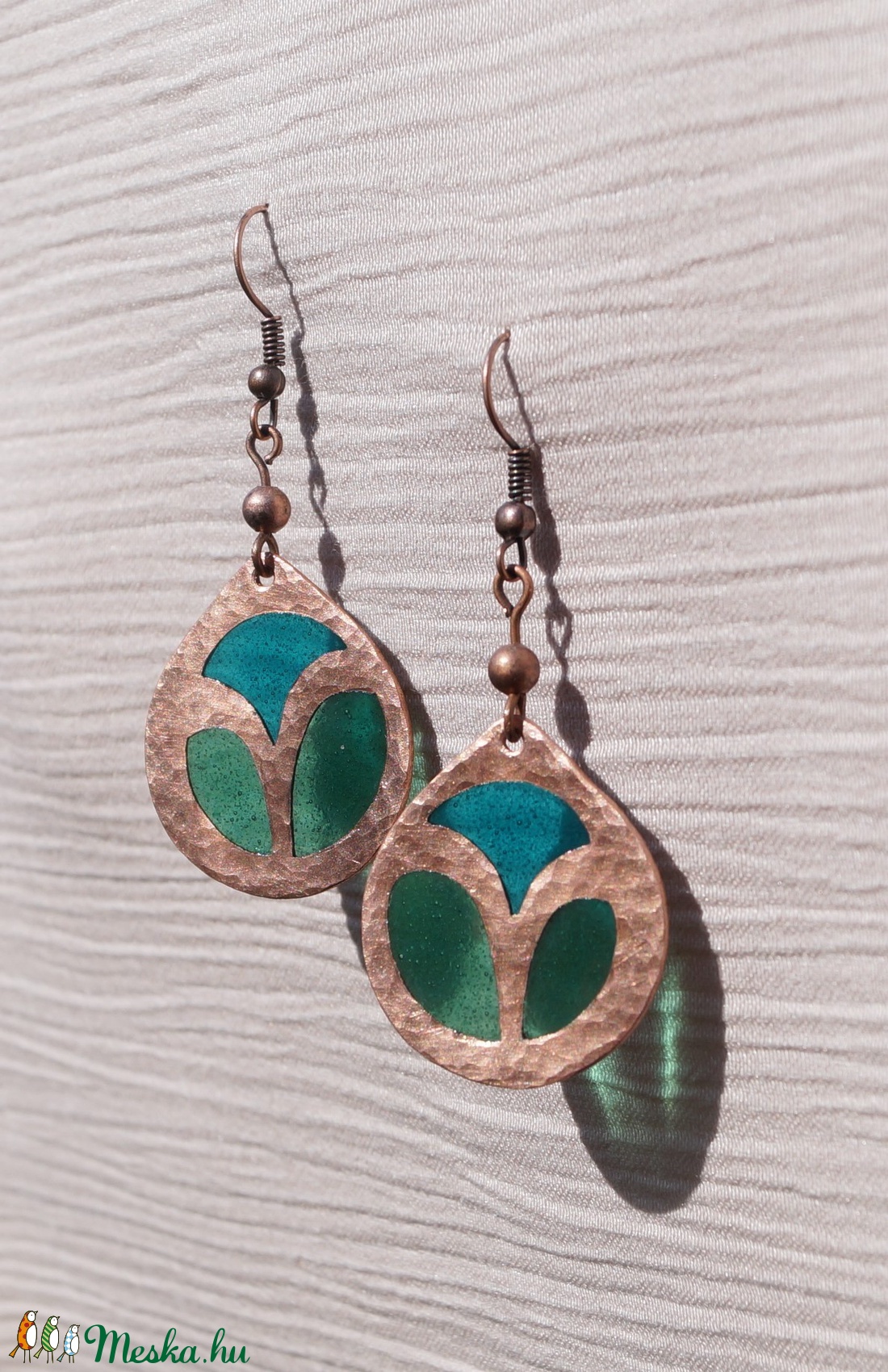 Azsúrzománcos kerek fülbevaló, türkiz-zöld - ékszer - fülbevaló - lógó fülbevaló - Meska.hu