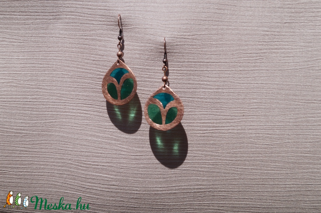 Azsúrzománcos kerek fülbevaló, türkiz-zöld - ékszer - fülbevaló - lógó fülbevaló - Meska.hu