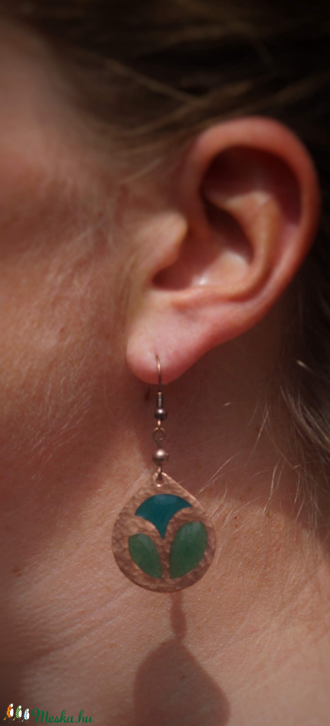 Azsúrzománcos kerek fülbevaló, türkiz-zöld - ékszer - fülbevaló - lógó fülbevaló - Meska.hu