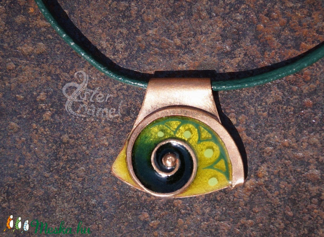 Kis csigás tűzzománc medál, zöld - ékszer - nyaklánc - medál - Meska.hu