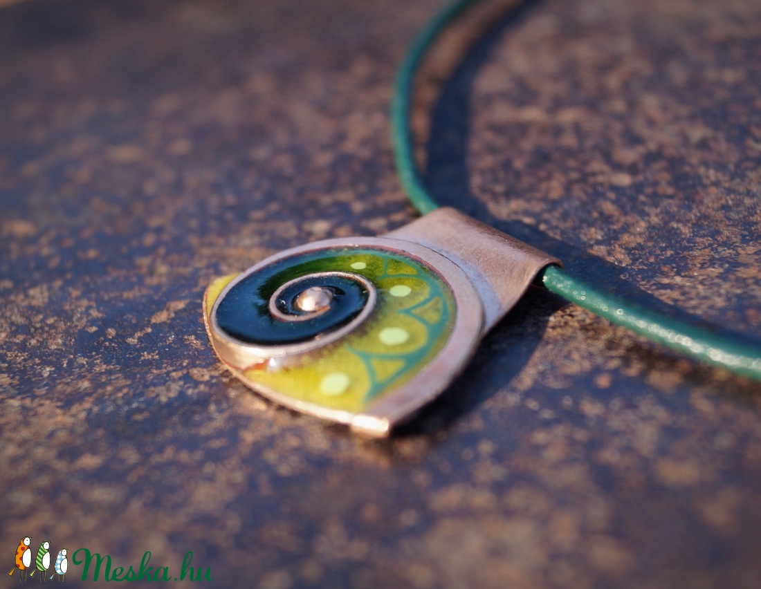 Kis csigás tűzzománc medál, zöld - ékszer - nyaklánc - medál - Meska.hu