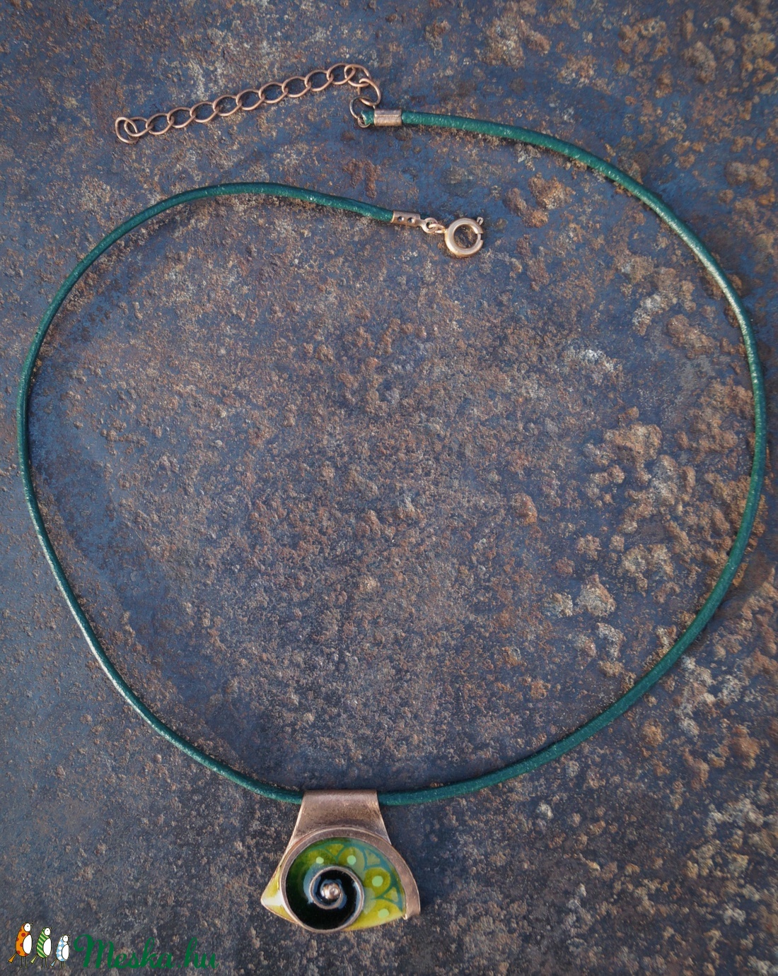 Kis csigás tűzzománc medál, zöld - ékszer - nyaklánc - medál - Meska.hu