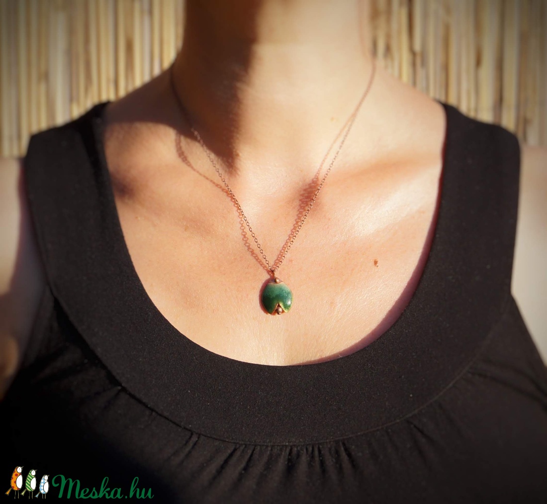 Tulipán formájú tűzzománc medál, kis méretű, sötétzöld - ékszer - nyaklánc - medál - Meska.hu