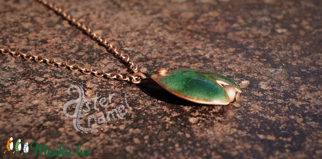 Tulipán formájú tűzzománc medál, kis méretű, sötétzöld - ékszer - nyaklánc - medál - Meska.hu