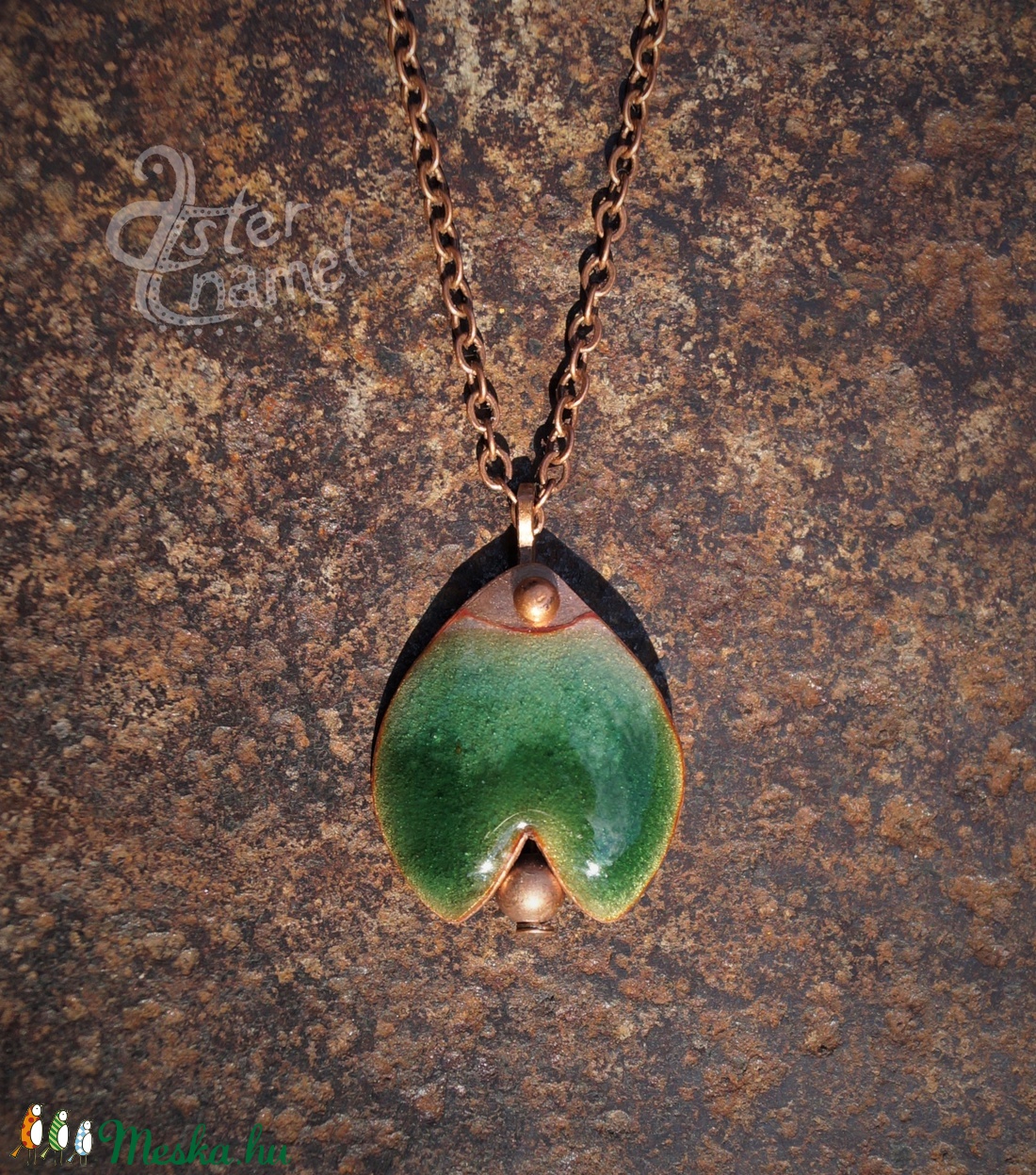 Tulipán formájú tűzzománc medál, kis méretű, sötétzöld - ékszer - nyaklánc - medál - Meska.hu