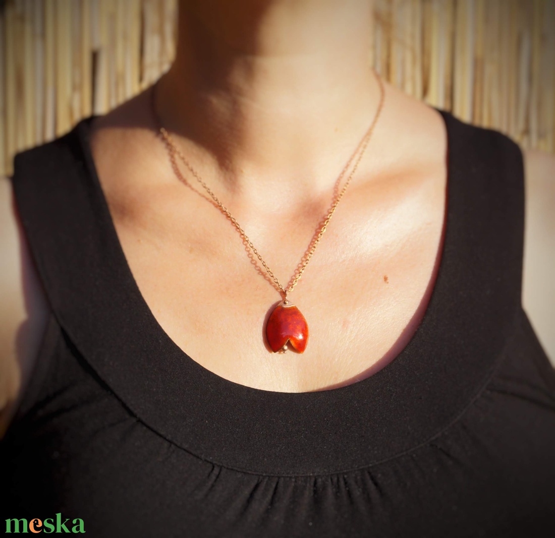 Tulipán formájú tűzzománc medál, nagy méretű, piros - ékszer - nyaklánc - medál - Meska.hu
