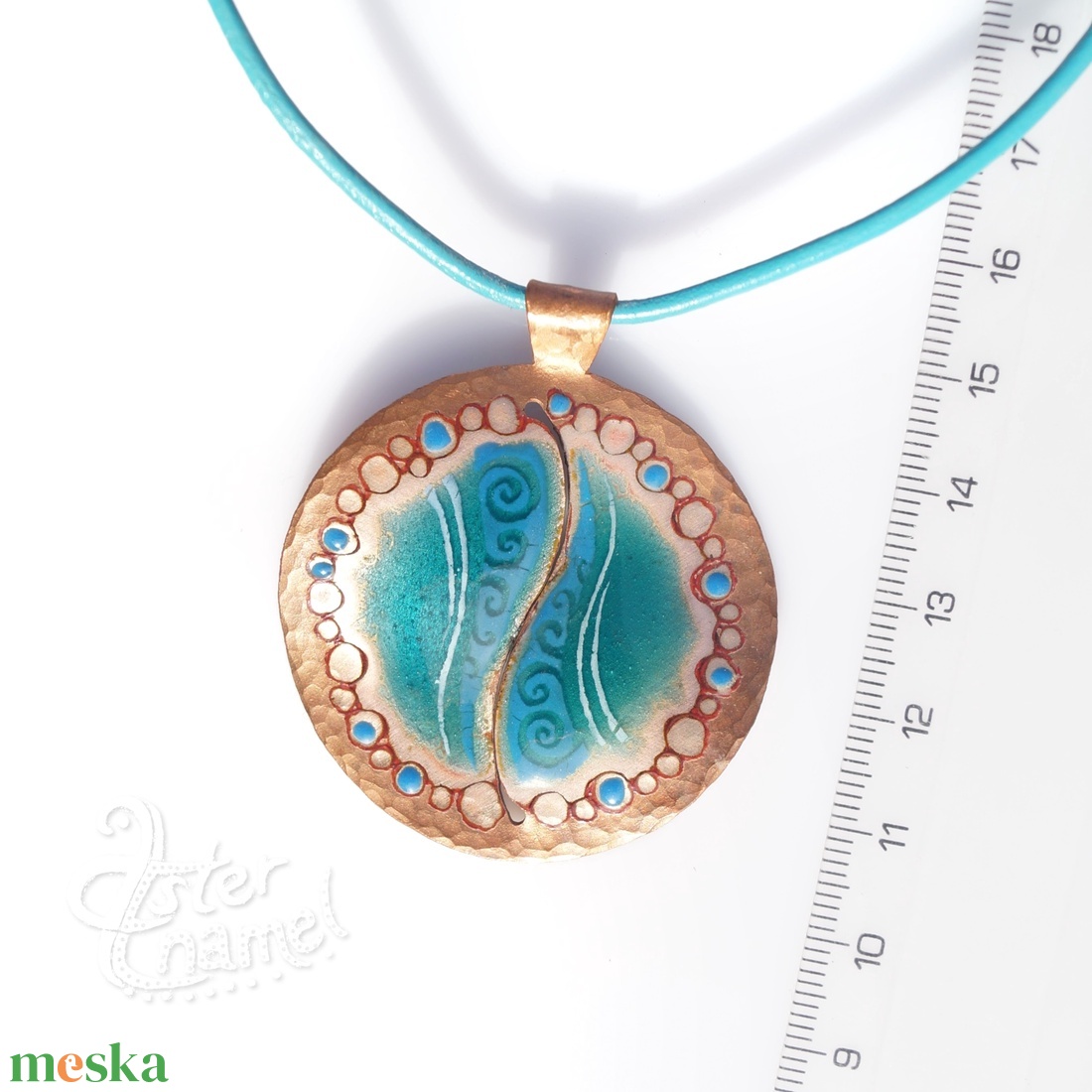 Türkizkék kalapált-szélű tűzzománc medál hengerelt bőrszálon - ékszer - nyaklánc - medál - Meska.hu
