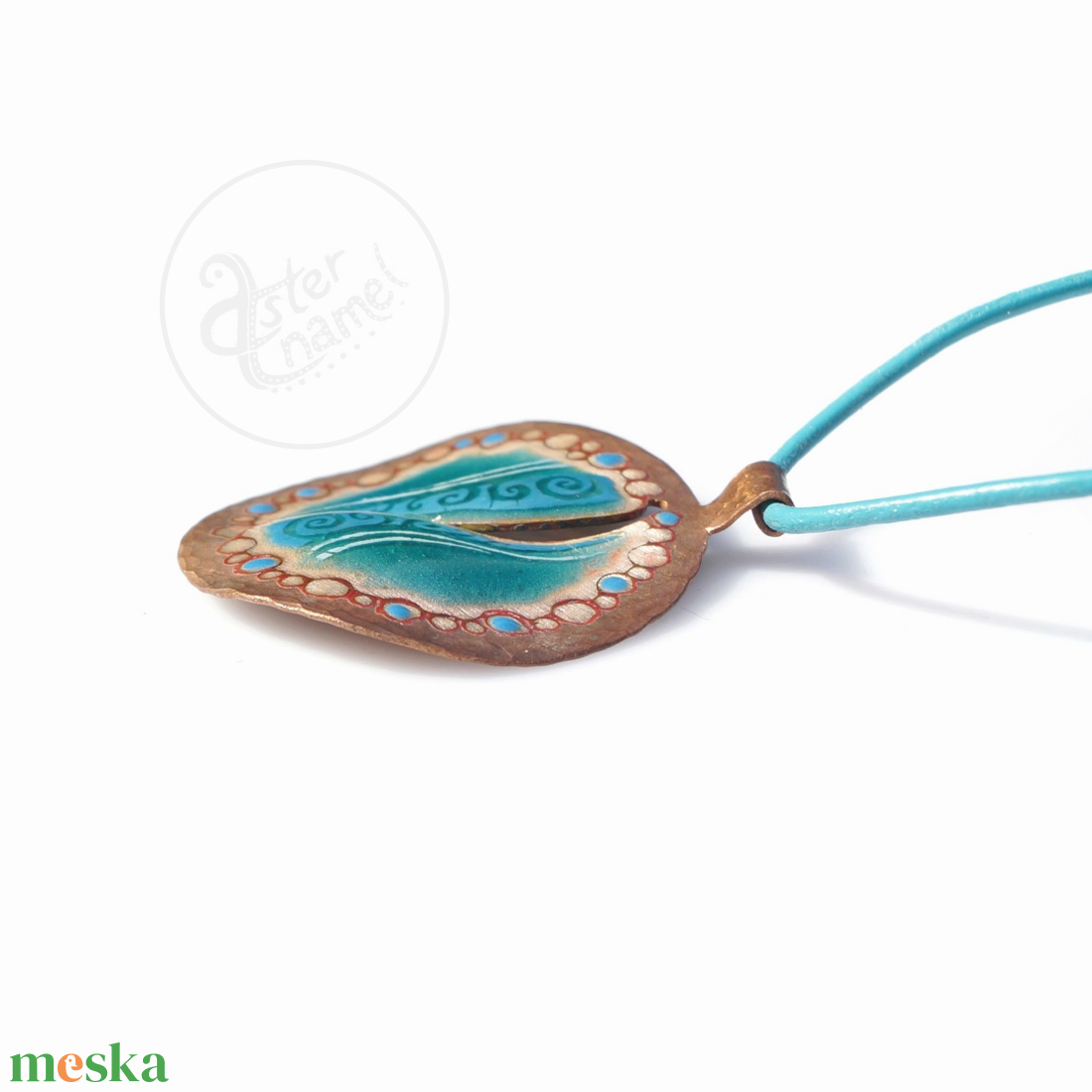 Türkizkék kalapált-szélű tűzzománc medál hengerelt bőrszálon - ékszer - nyaklánc - medál - Meska.hu