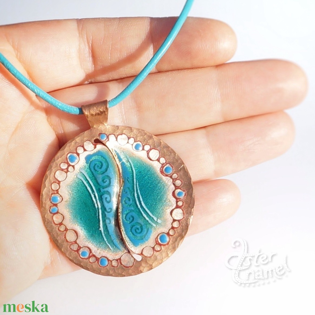 Türkizkék kalapált-szélű tűzzománc medál hengerelt bőrszálon - ékszer - nyaklánc - medál - Meska.hu