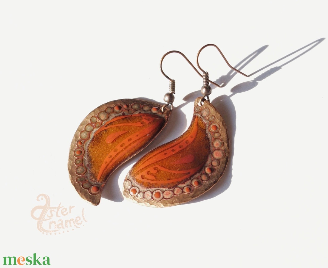 Narancssárga kalapált szélű tűzzománc fülbevaló - ékszer - fülbevaló - lógó fülbevaló - Meska.hu