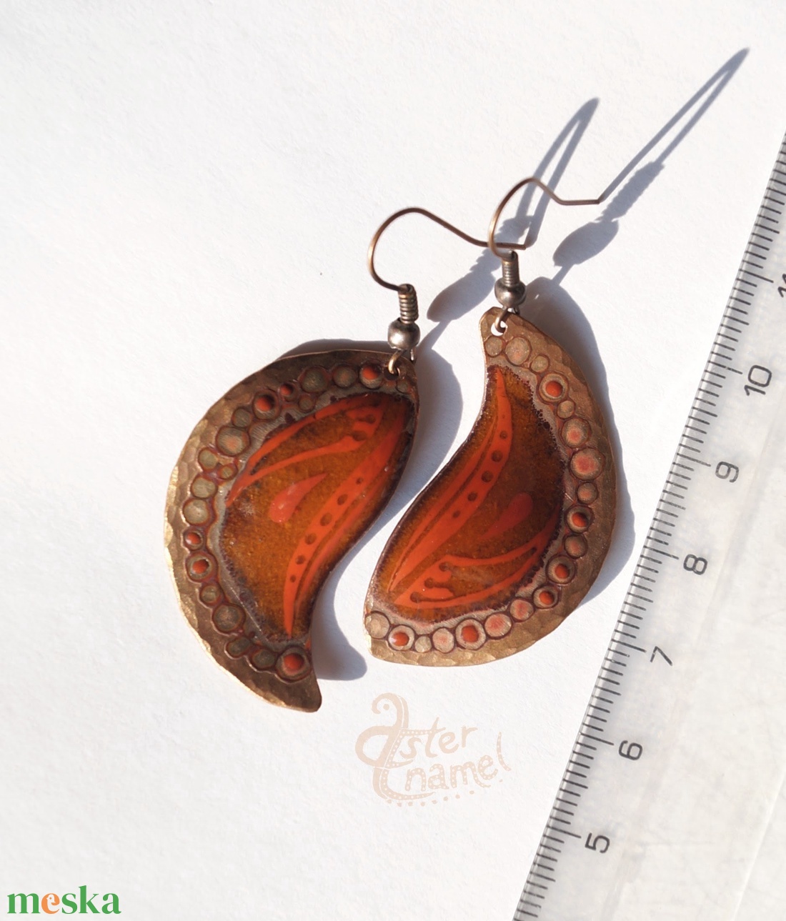 Narancssárga kalapált szélű tűzzománc fülbevaló - ékszer - fülbevaló - lógó fülbevaló - Meska.hu