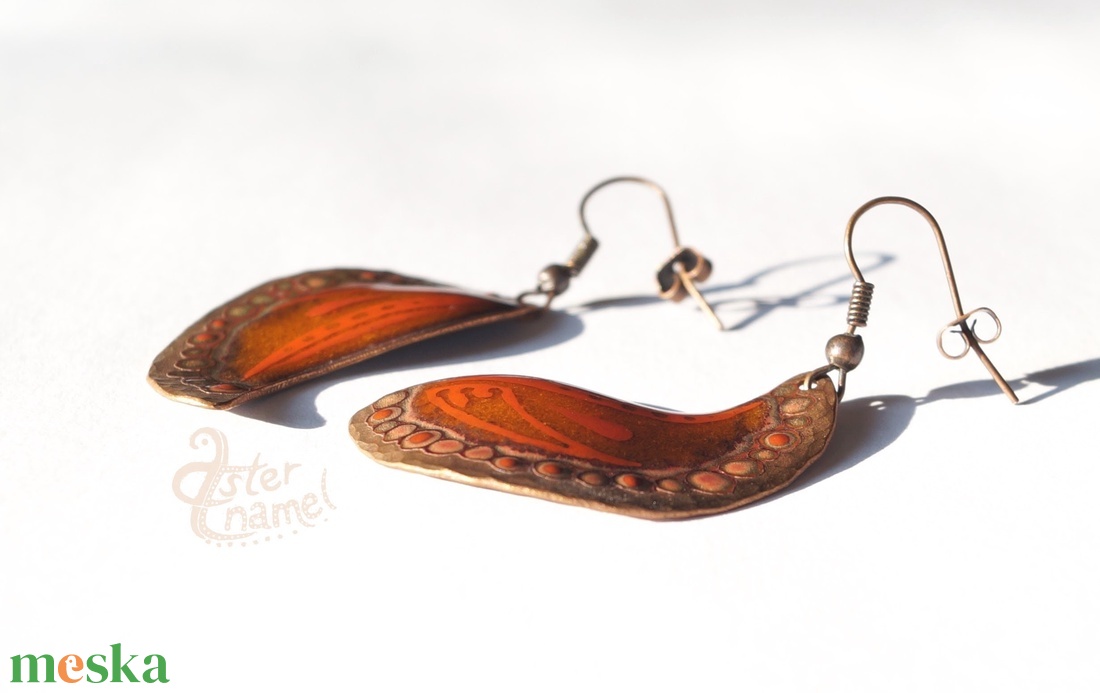 Narancssárga kalapált szélű tűzzománc fülbevaló - ékszer - fülbevaló - lógó fülbevaló - Meska.hu