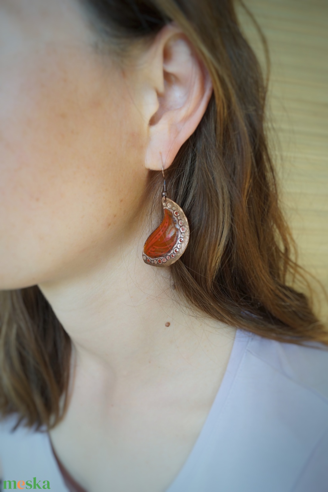 Narancssárga kalapált szélű tűzzománc fülbevaló - ékszer - fülbevaló - lógó fülbevaló - Meska.hu