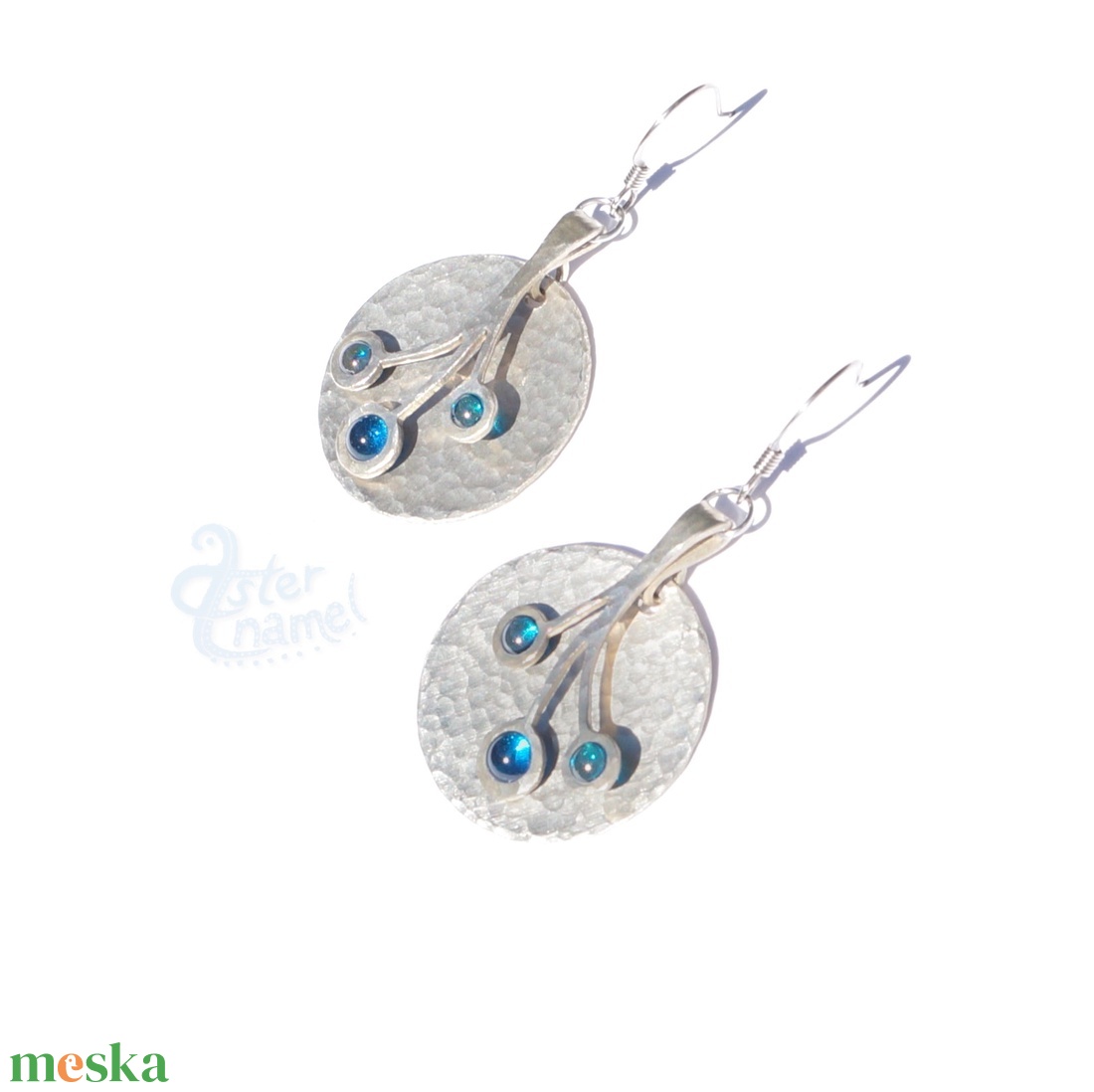 Türkizkék tűzzománc-bogyós kerek alpakka fülbevaló - ékszer - fülbevaló - lógós kerek fülbevaló - Meska.hu