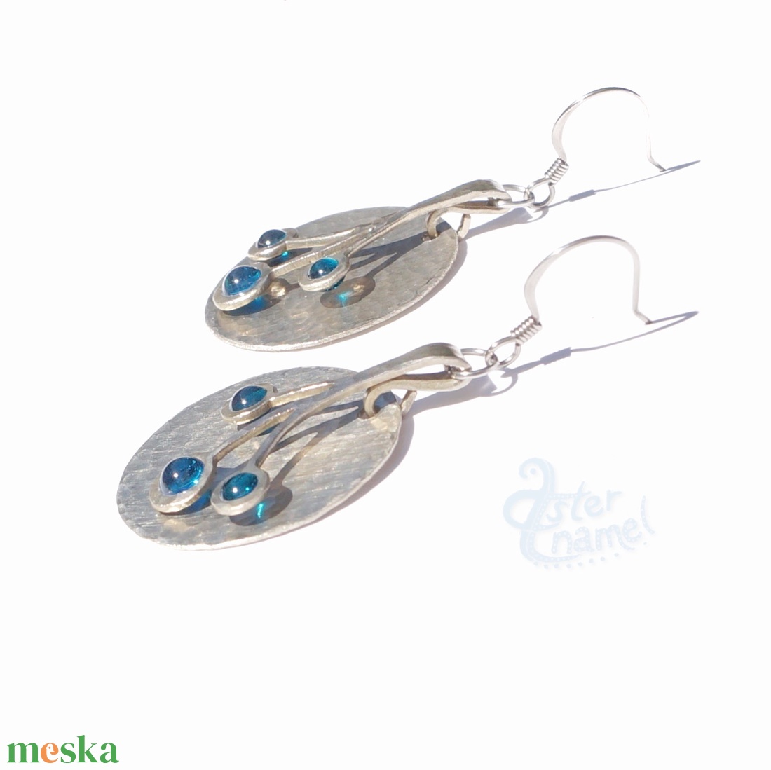 Türkizkék tűzzománc-bogyós kerek alpakka fülbevaló - ékszer - fülbevaló - lógós kerek fülbevaló - Meska.hu