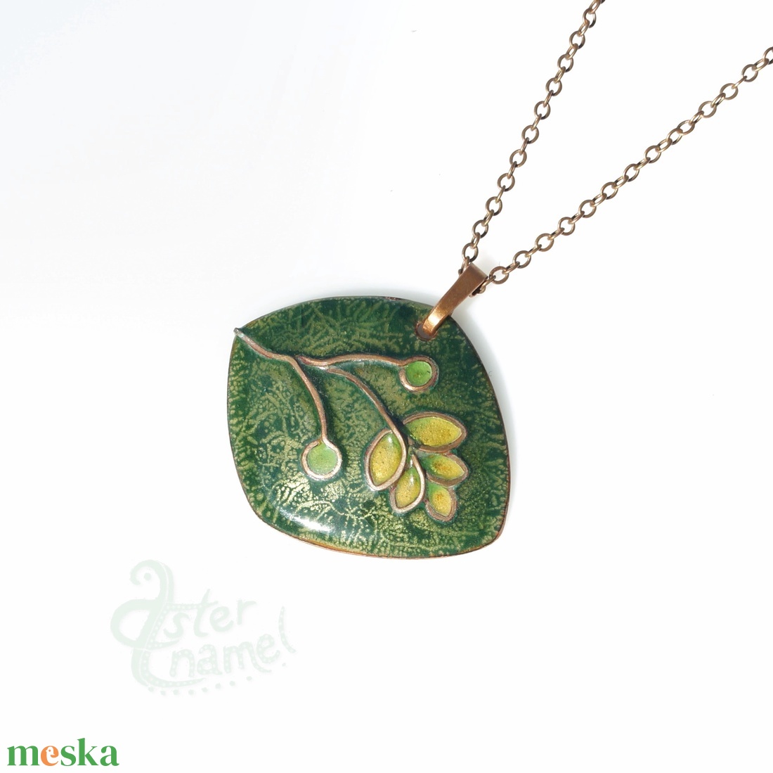 Zöld növénykés tűzzománc nyaklánc vörösréz láncon - ékszer - nyaklánc - medálos nyaklánc - Meska.hu
