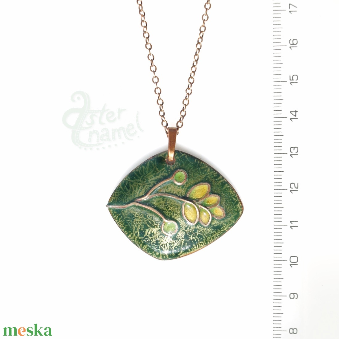 Zöld növénykés tűzzománc nyaklánc vörösréz láncon - ékszer - nyaklánc - medálos nyaklánc - Meska.hu