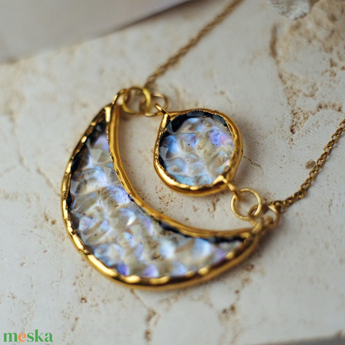 Irizált HOLD üveg nyaklánc aranyozott medál  - ékszer - nyaklánc - medál - Meska.hu