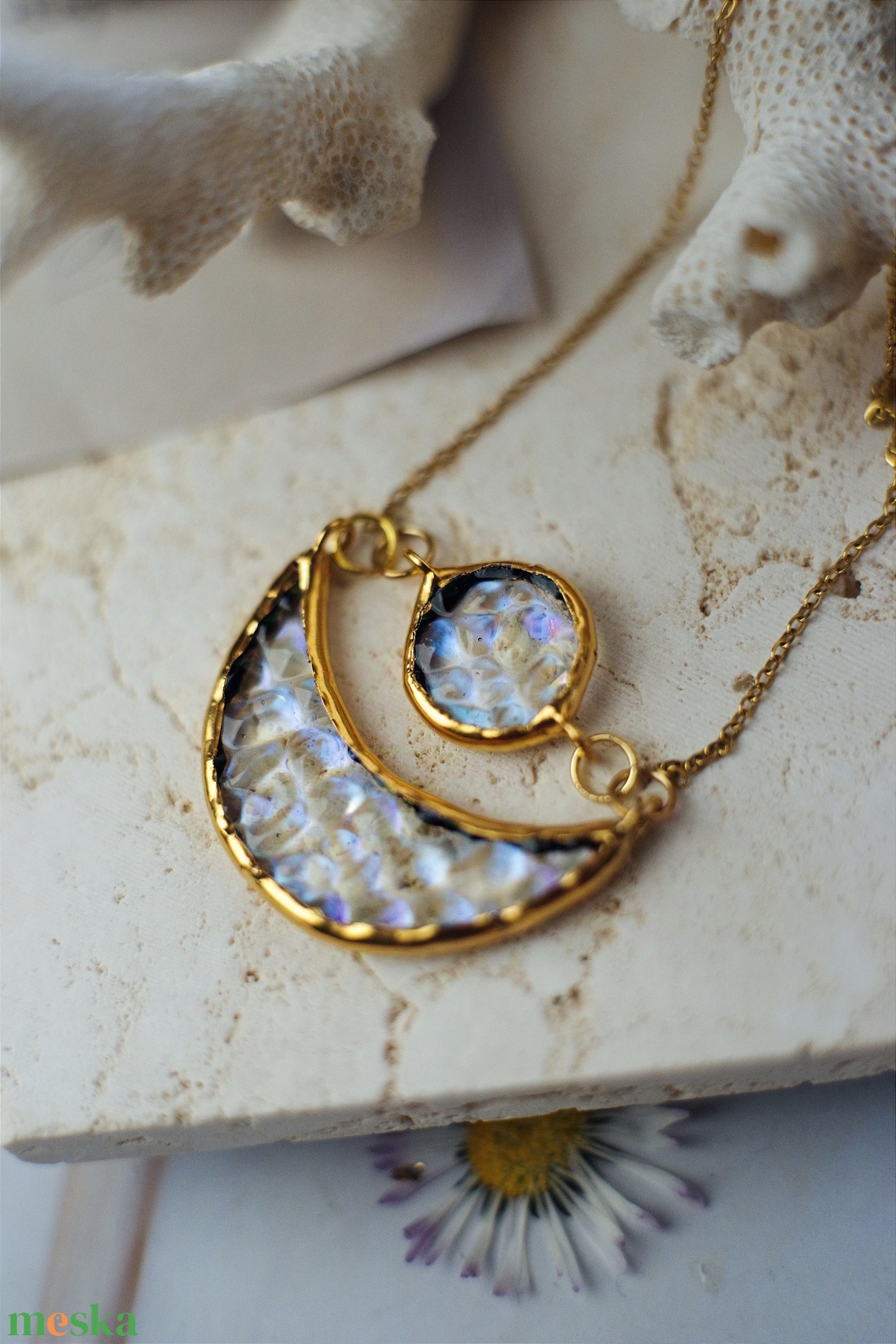 Irizált HOLD üveg nyaklánc aranyozott medál  - ékszer - nyaklánc - medál - Meska.hu