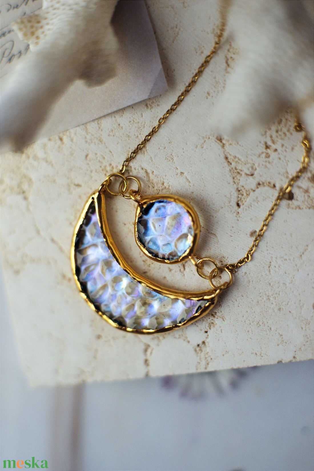 Irizált HOLD üveg nyaklánc aranyozott medál  - ékszer - nyaklánc - medál - Meska.hu