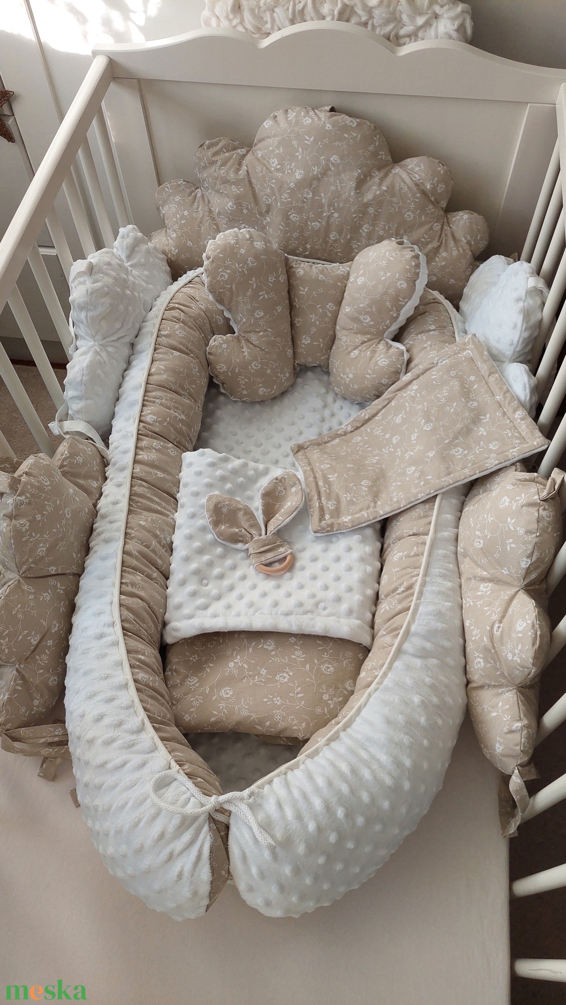 Bézs, fehér, virágos komplett szett - baba - mama - babaágyneműk - babafészek - Meska.hu