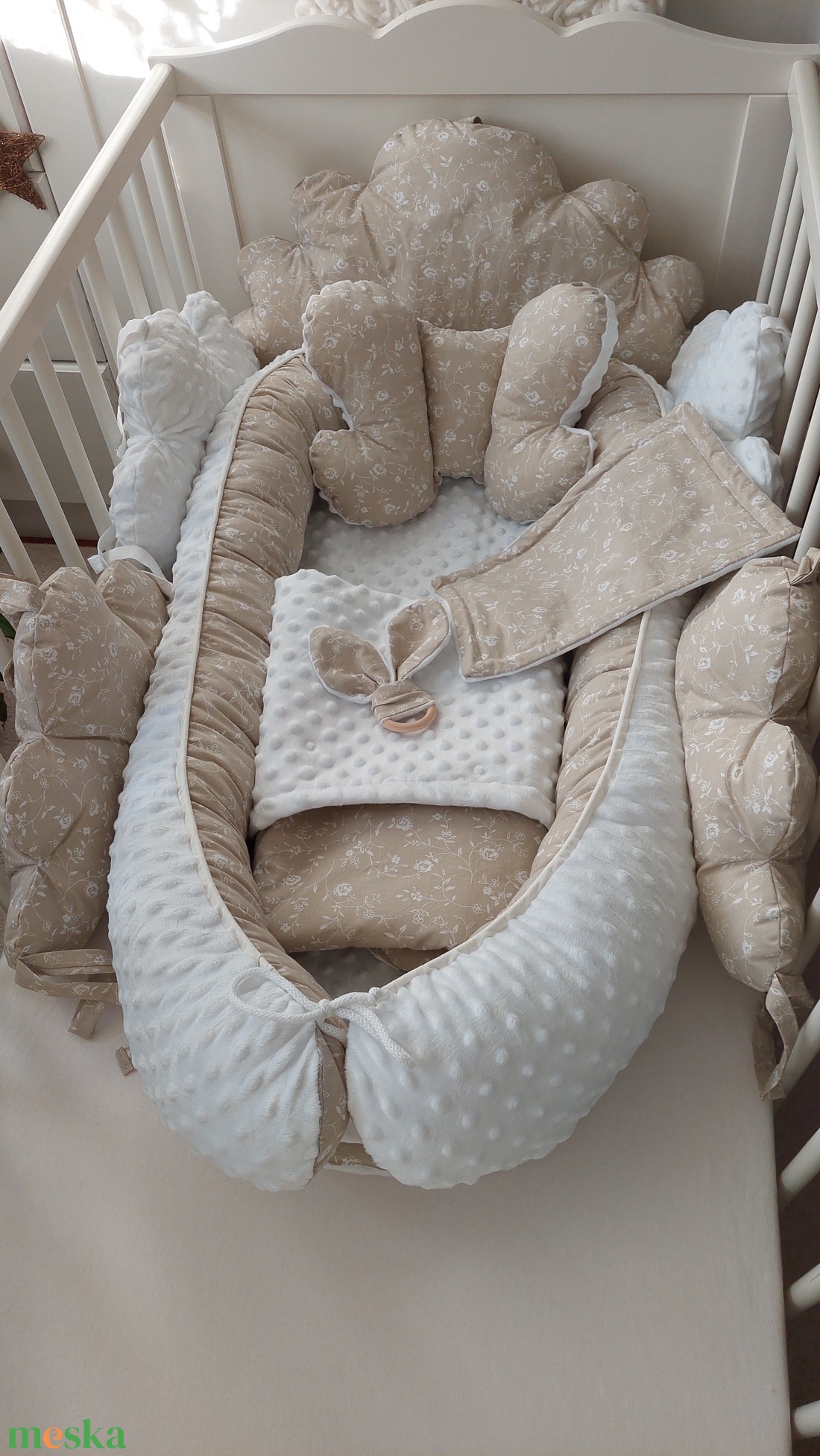 Bézs, fehér, virágos komplett szett - baba - mama - babaágyneműk - babafészek - Meska.hu