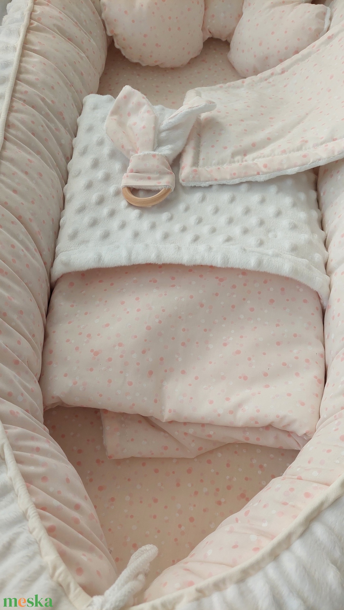 Pasztellrózsaszín alapon, fehér és rózsaszín pöttyös komplett szett - baba - mama - babaágyneműk - babafészek - Meska.hu