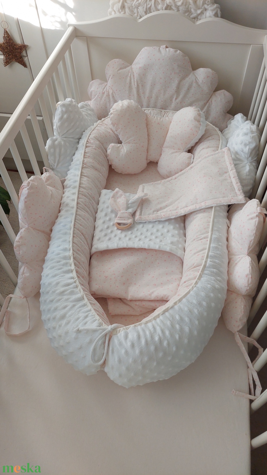 Pasztellrózsaszín alapon, fehér és rózsaszín pöttyös komplett szett - baba - mama - babaágyneműk - babafészek - Meska.hu