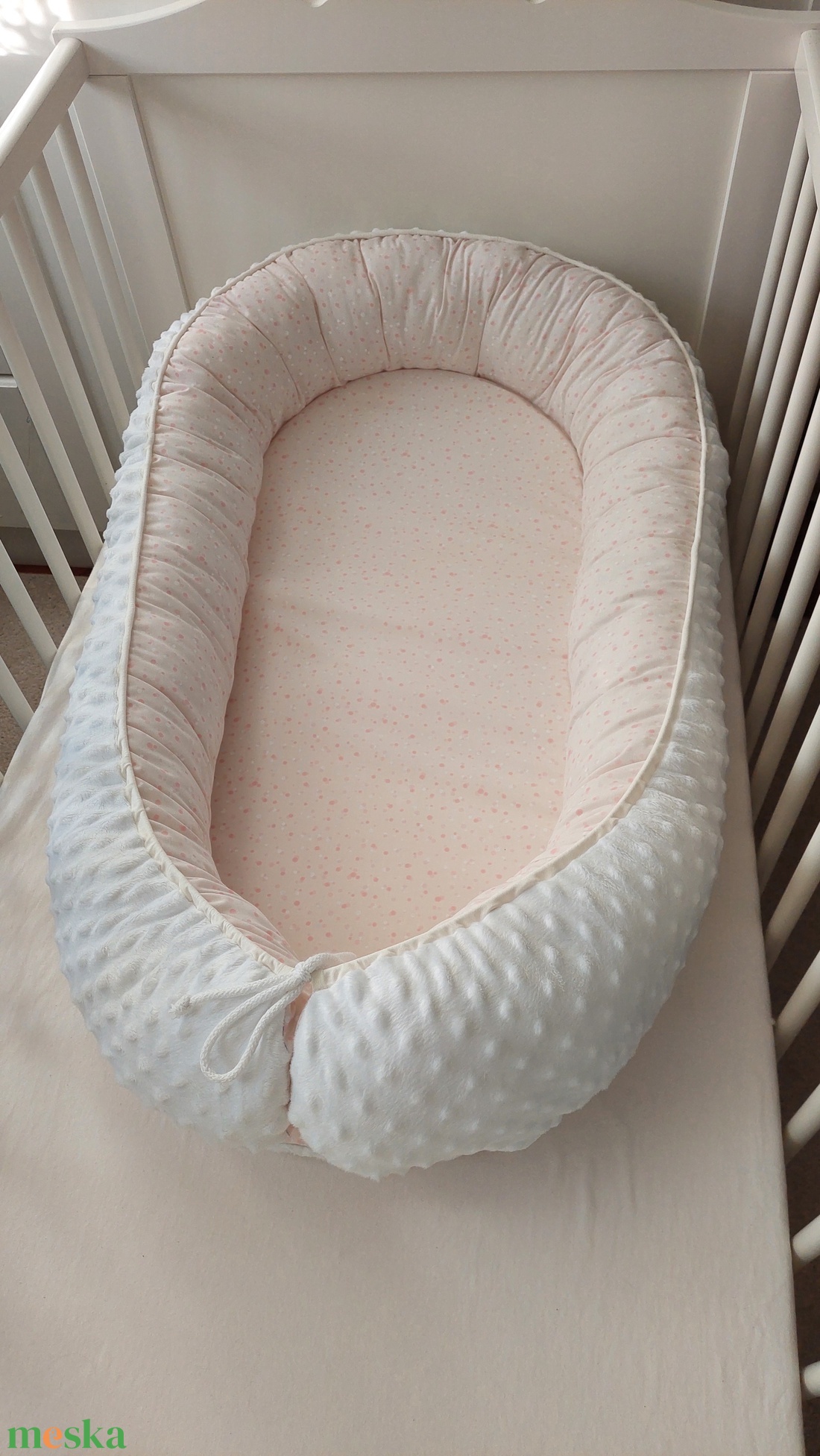 Pasztellrózsaszín alapon, fehér és rózsaszín pöttyös komplett szett - baba - mama - babaágyneműk - babafészek - Meska.hu