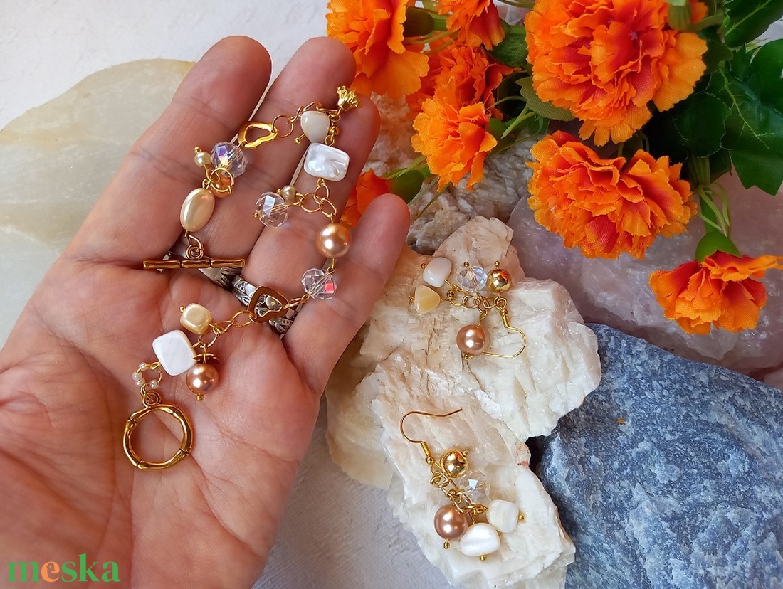 SZÉPSÉGES ÚJ MINŐSÉGI SZETT, GYÖNGYKAGYLÓS KARKÖTŐ SWAROVSKI GYÖNGYÖKKEL ÉS HOZZÁ FÜLBEVALÓ - ékszer - ékszerszett - Meska.hu SZÉPSÉGES ÚJ MINŐSÉGI SZETT, GYÖNGYKAGYLÓS KARKÖTŐ SWAROVSKI GYÖNGYÖKKEL ÉS HOZZÁ FÜLBEVALÓ - ékszer - ékszerszett - Meska.hu