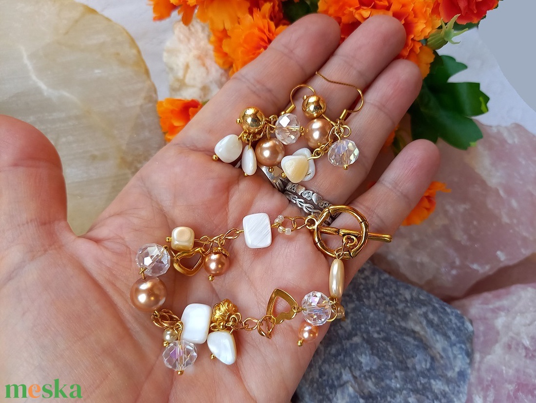 SZÉPSÉGES ÚJ MINŐSÉGI SZETT, GYÖNGYKAGYLÓS KARKÖTŐ SWAROVSKI GYÖNGYÖKKEL ÉS HOZZÁ FÜLBEVALÓ - ékszer - ékszerszett - Meska.hu SZÉPSÉGES ÚJ MINŐSÉGI SZETT, GYÖNGYKAGYLÓS KARKÖTŐ SWAROVSKI GYÖNGYÖKKEL ÉS HOZZÁ FÜLBEVALÓ - ékszer - ékszerszett - Meska.hu