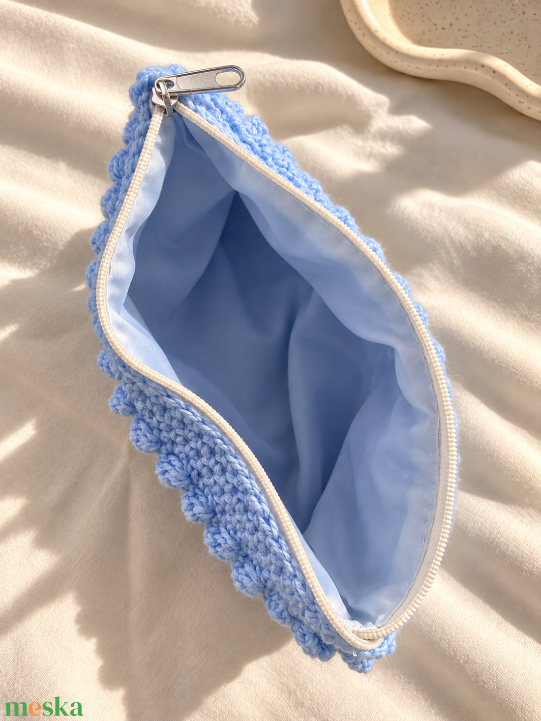 Jumbo babakék buborékmintás horgolt clutch � texturált cipzáras neszesszer (26 � 17 cm) - táska & tok - neszesszer - Meska.hu