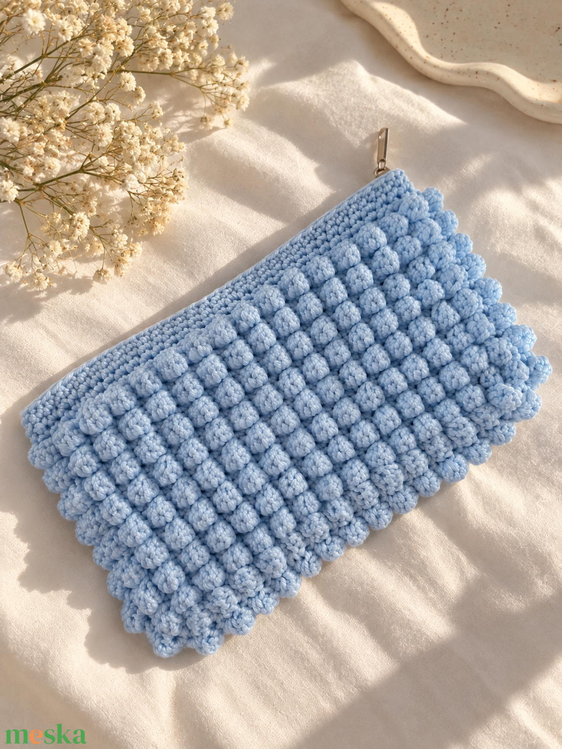 Jumbo babakék buborékmintás horgolt clutch � texturált cipzáras neszesszer (26 � 17 cm) - táska & tok - neszesszer - Meska.hu