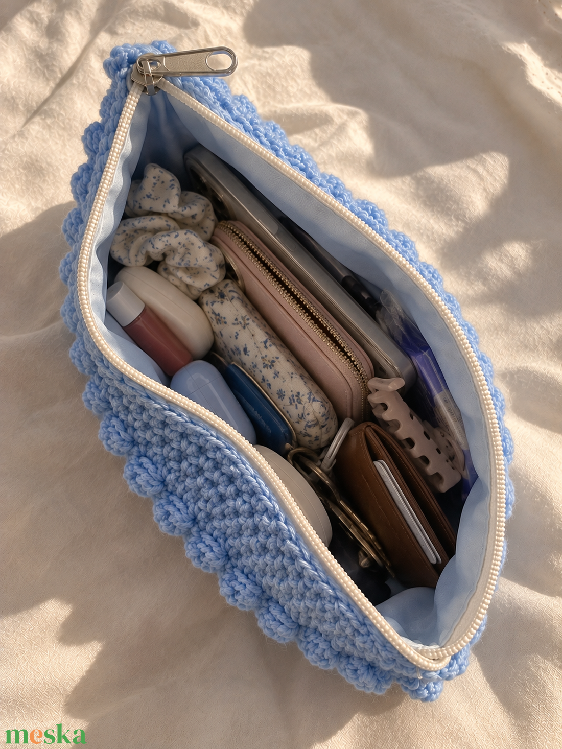 Jumbo babakék buborékmintás horgolt clutch � texturált cipzáras neszesszer (26 � 17 cm) - táska & tok - neszesszer - Meska.hu