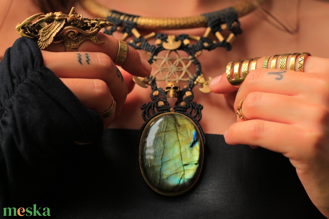 Kézzel készített Labradorit makramé nyakék - ékszer - nyaklánc - bogyós nyaklánc - Meska.hu