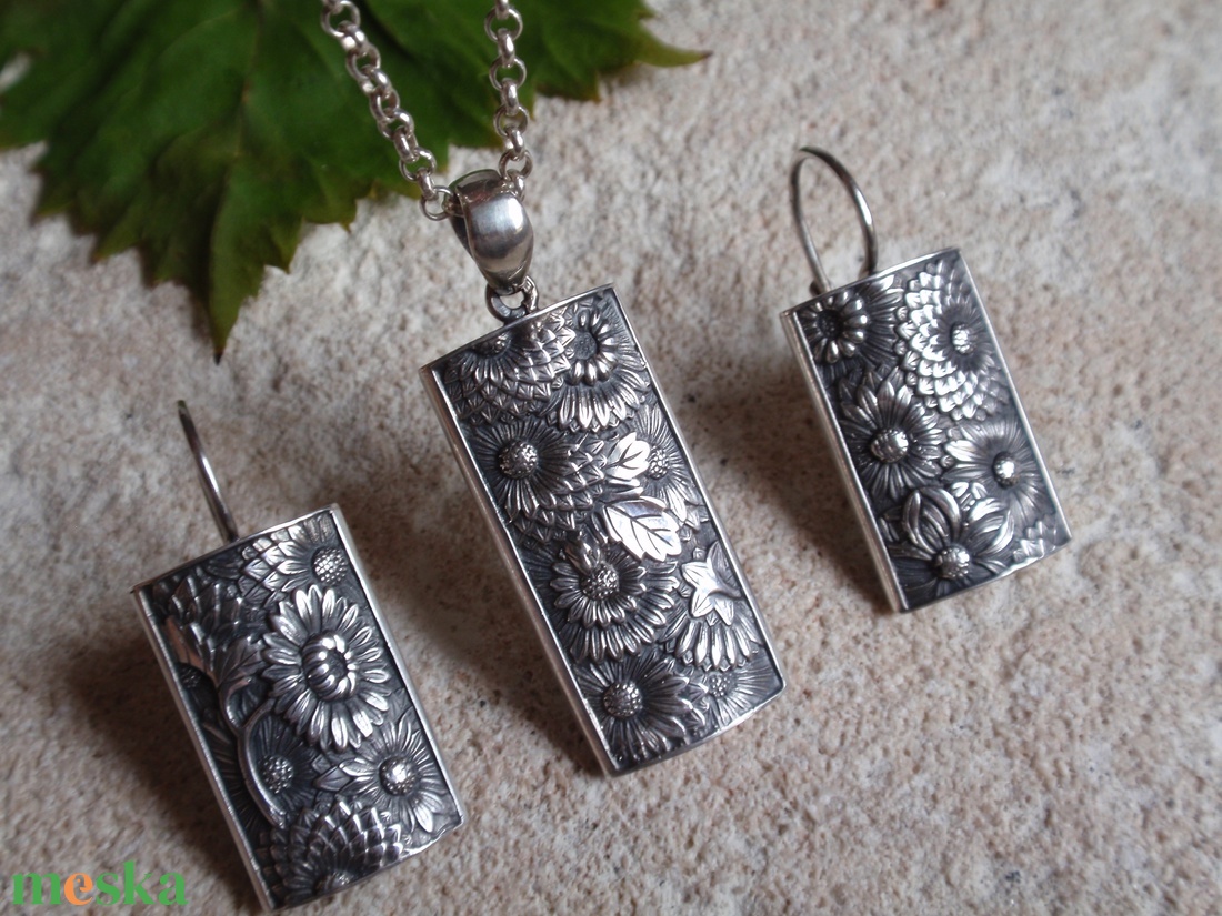 Virágmintás ezüst fülbevaló medállal - ékszer - ékszerszett - Meska.hu