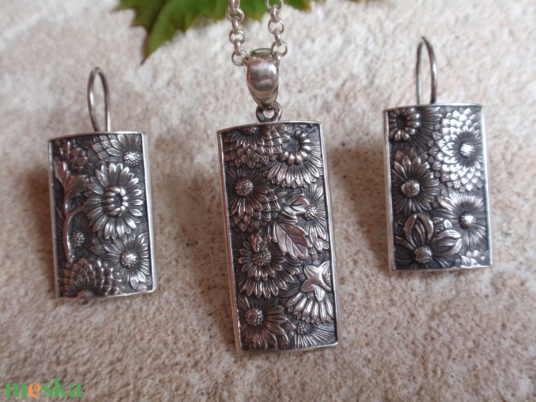 Virágmintás ezüst fülbevaló medállal - ékszer - ékszerszett - Meska.hu