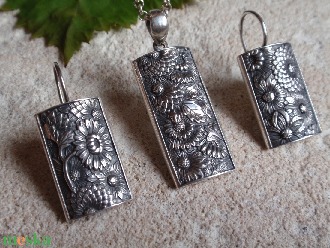 Virágmintás ezüst fülbevaló medállal - ékszer - ékszerszett - Meska.hu