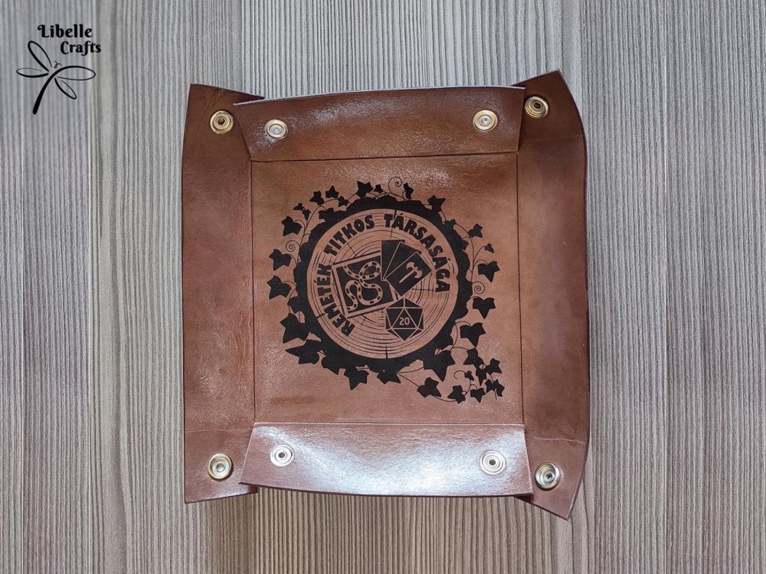 Remeték Titkos Társasága logóval ellátott kockadobó tálca - játék & sport - táblajáték és kártyajáték - társasjátékok - dobókocka - Meska.hu