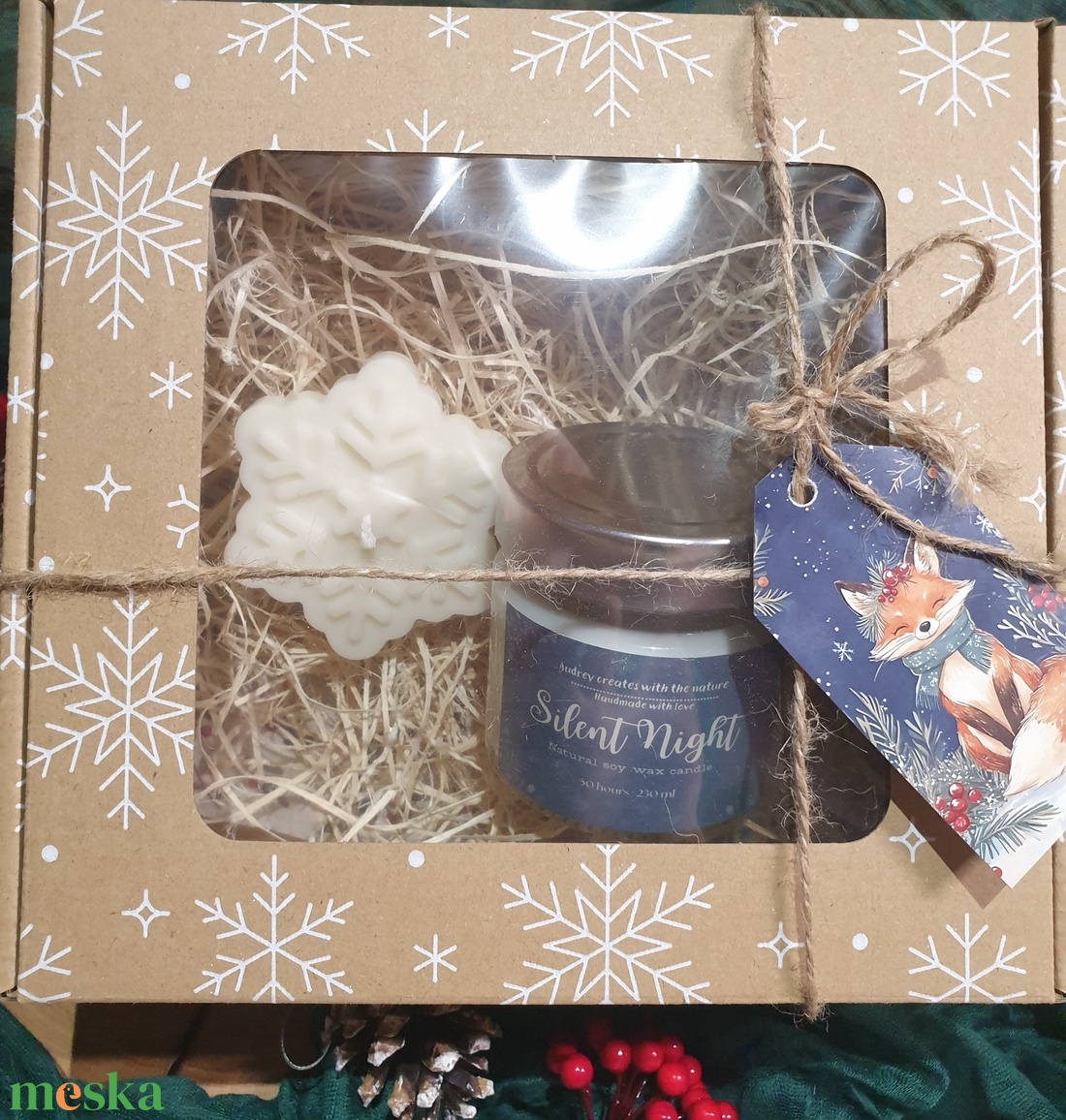 Karácsonyi ajándékdoboz, szójaviasz gyertya és hópihe alakú gyertya - karácsony - karácsonyi lakásdekoráció - karácsonyi illatgyertya, mécses - Meska.hu