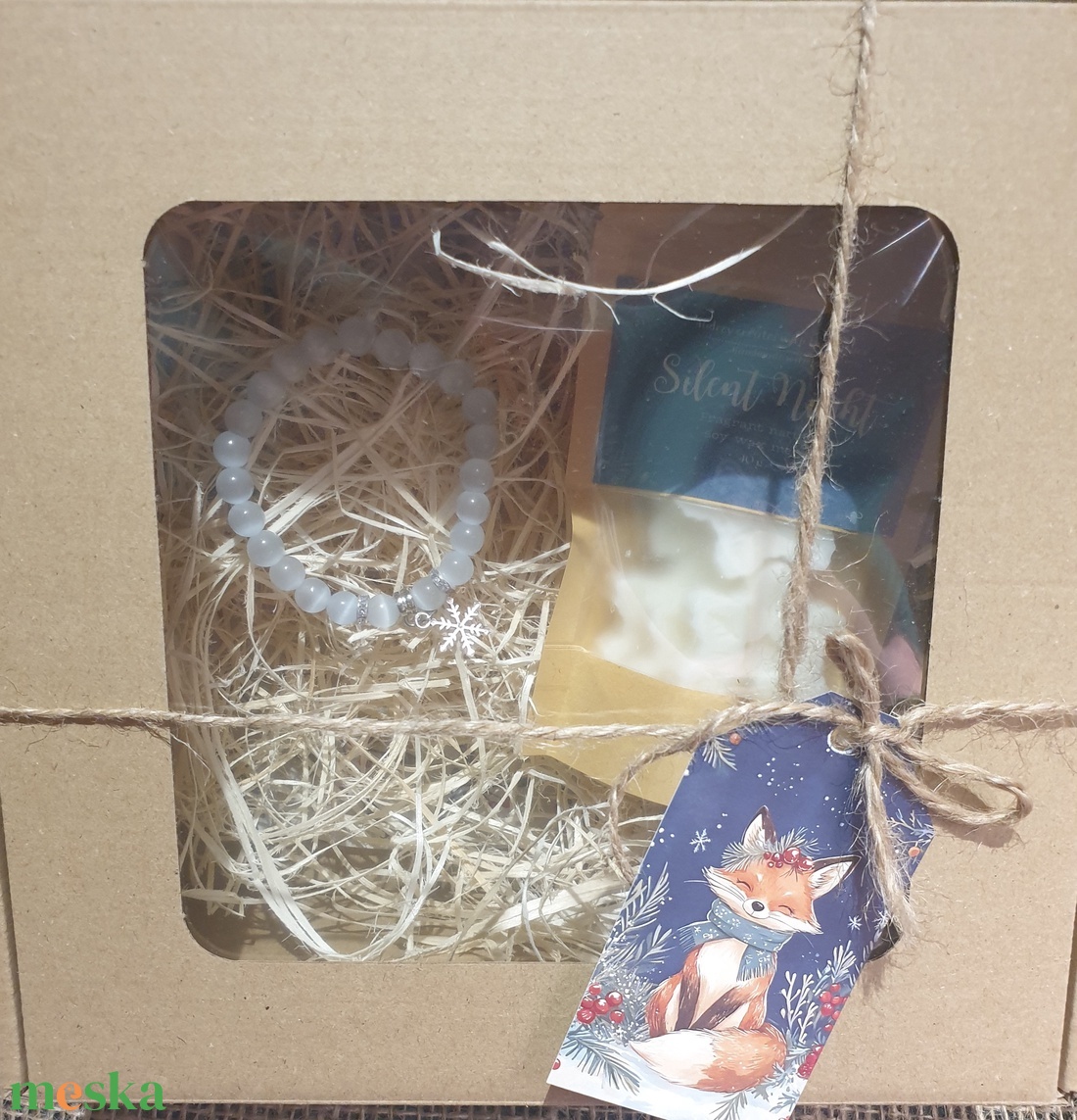 Karácsonyi ajándékdoboz, illatviasszal és macskaszemes karkötővel hópihe charmmal - karácsony - karácsonyi lakásdekoráció - karácsonyi illatgyertya, mécses - Meska.hu