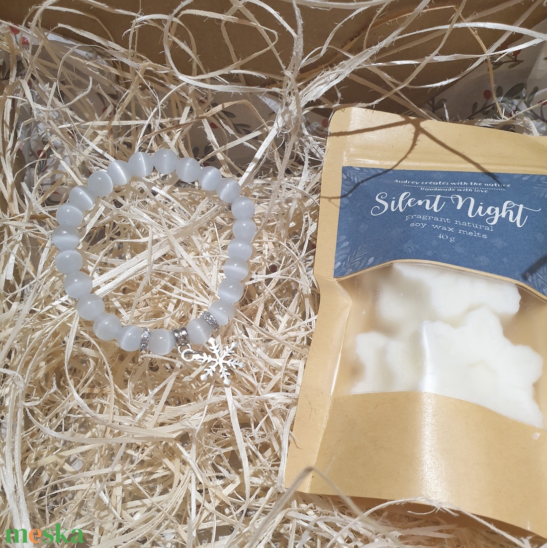 Karácsonyi ajándékdoboz, illatviasszal és macskaszemes karkötővel hópihe charmmal - karácsony - karácsonyi lakásdekoráció - karácsonyi illatgyertya, mécses - Meska.hu