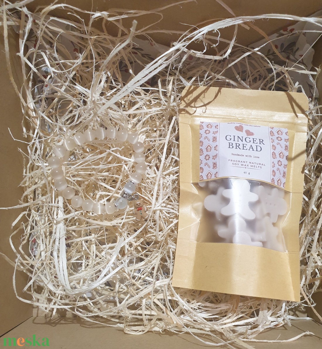 Karácsonyi ajándékdoboz, illatviasszal és macskaszemes karkötővel mézi charmmal - karácsony - karácsonyi lakásdekoráció - karácsonyi illatgyertya, mécses - Meska.hu