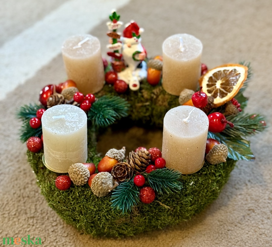 Adventi koszorú Télapóval - otthon & életmód - dekoráció - asztal és polc dekoráció - asztaldísz - Meska.hu