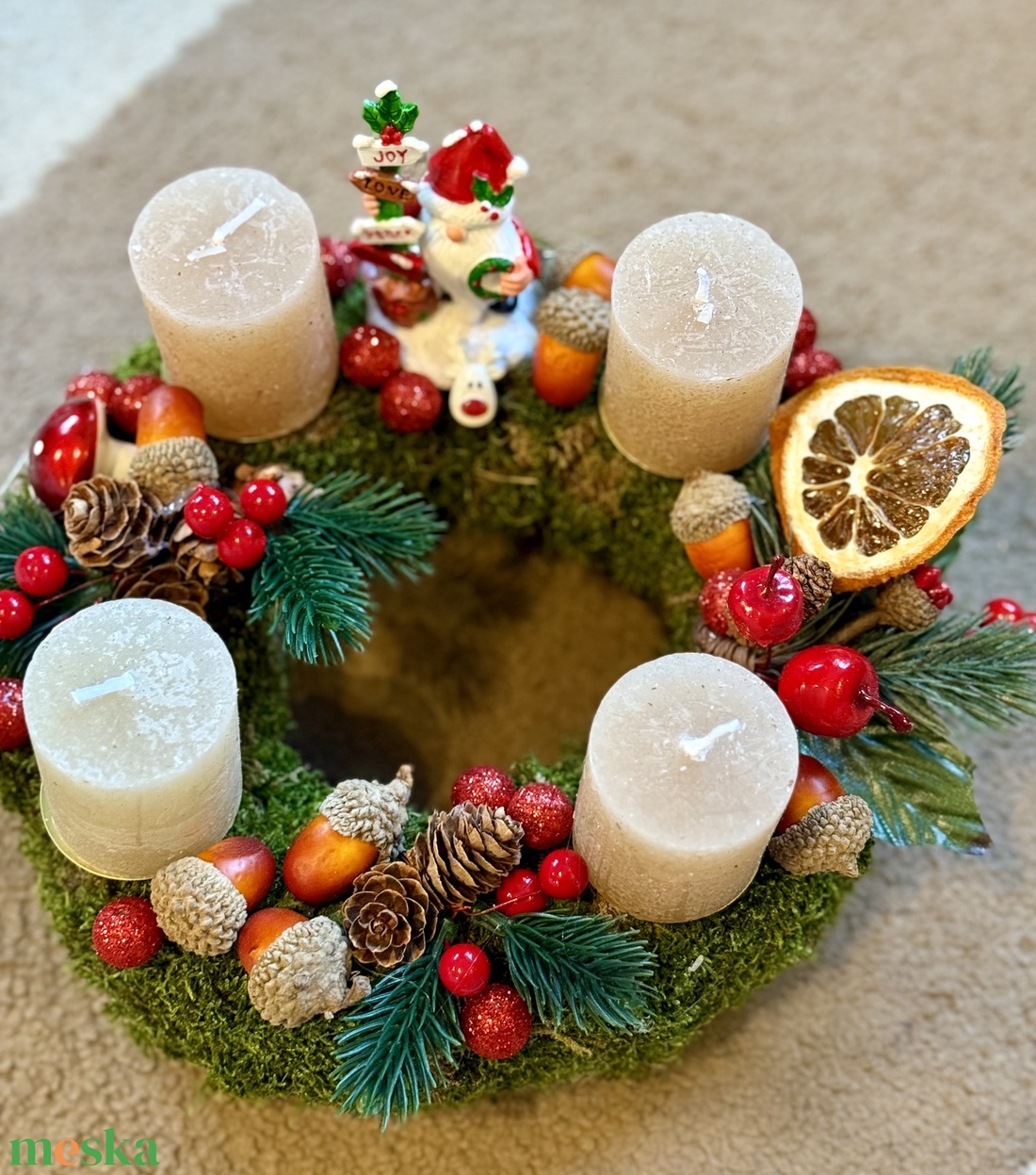 Adventi koszorú Télapóval - otthon & életmód - dekoráció - asztal és polc dekoráció - asztaldísz - Meska.hu