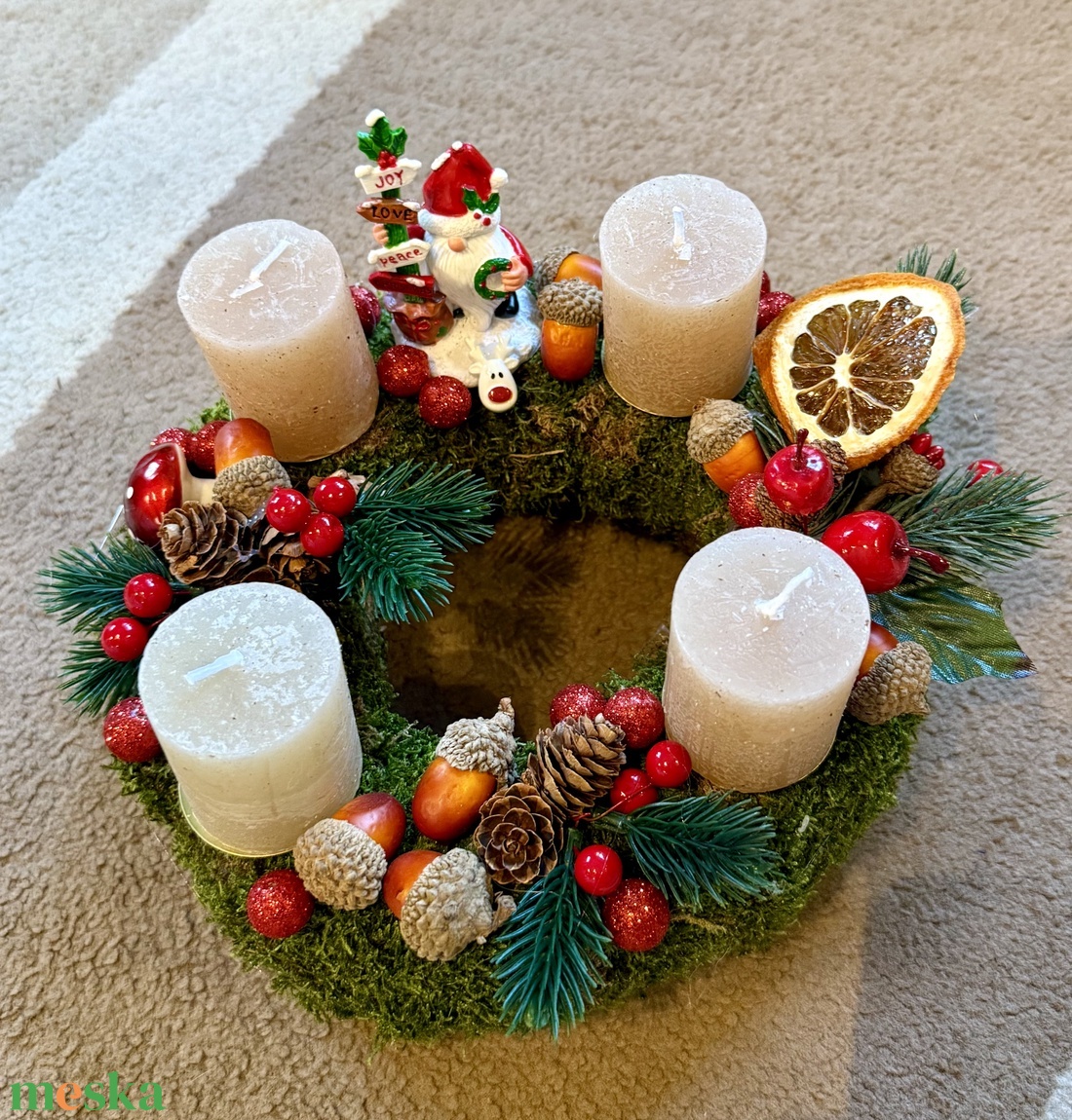 Adventi koszorú Télapóval - otthon & életmód - dekoráció - asztal és polc dekoráció - asztaldísz - Meska.hu