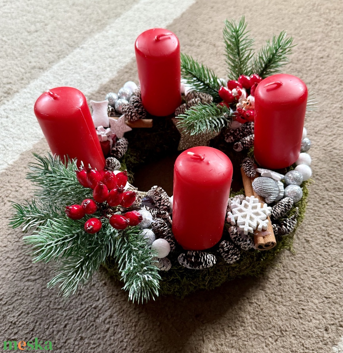 Adventi koszorú Havas fenyőággal - otthon & életmód - dekoráció - asztal és polc dekoráció - asztaldísz - Meska.hu