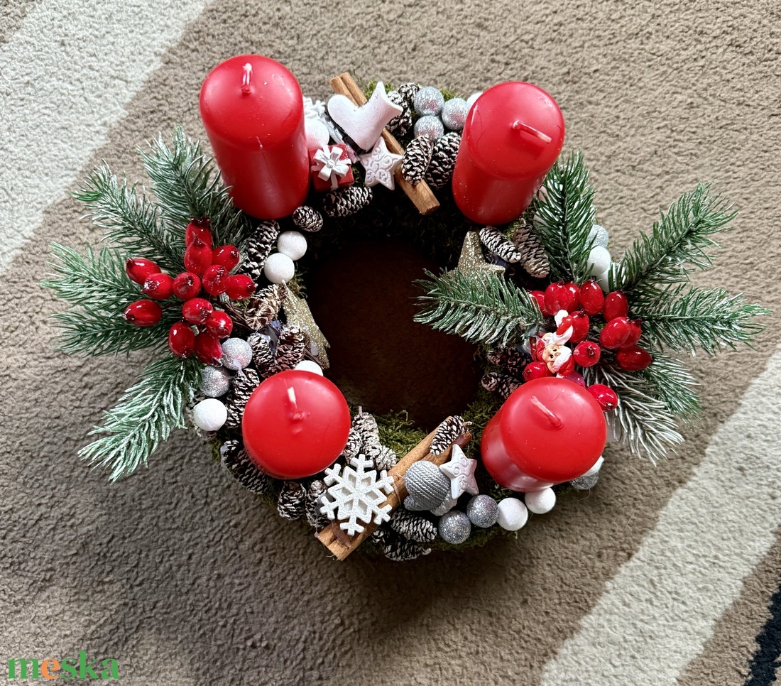 Adventi koszorú Havas fenyőággal - otthon & életmód - dekoráció - asztal és polc dekoráció - asztaldísz - Meska.hu