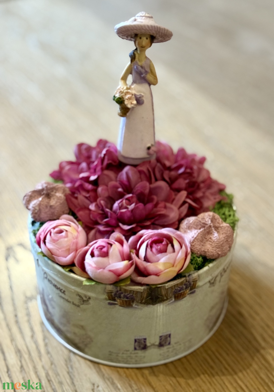 Lila ruhás nő virágokkal - asztaldísz  - otthon & életmód - dekoráció - asztal és polc dekoráció - zuzmódekoráció, mohadekoráció - Meska.hu