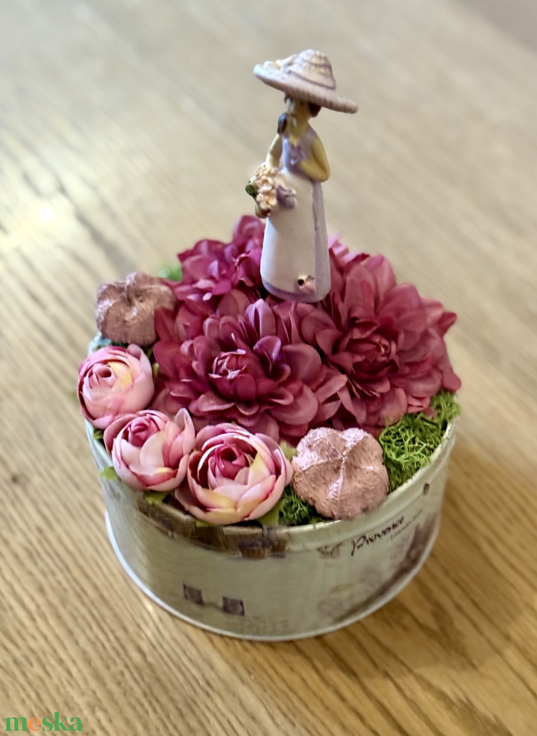 Lila ruhás nő virágokkal - asztaldísz  - otthon & életmód - dekoráció - asztal és polc dekoráció - zuzmódekoráció, mohadekoráció - Meska.hu